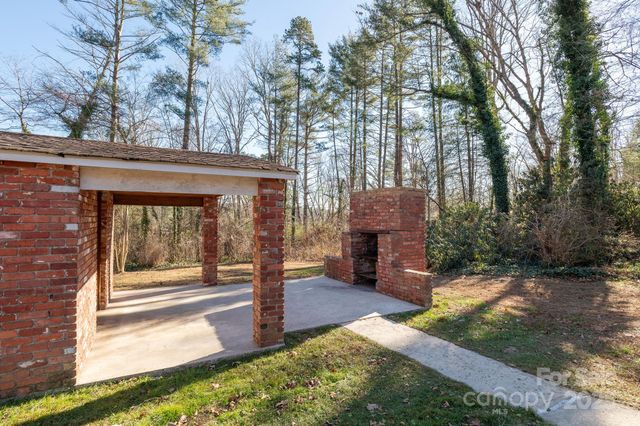 290 Crabapple Hill Lane, Hendersonville, NC 28792