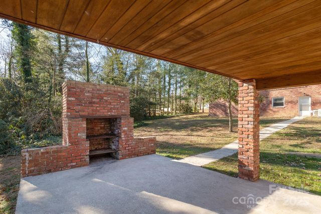 290 Crabapple Hill Lane, Hendersonville, NC 28792