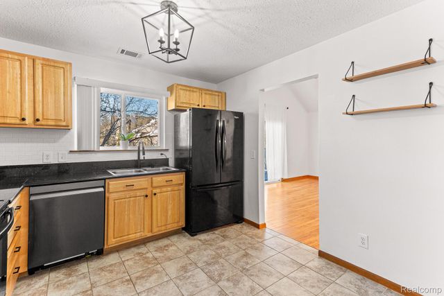 210 Marigold Circle, Westland, MI 48185