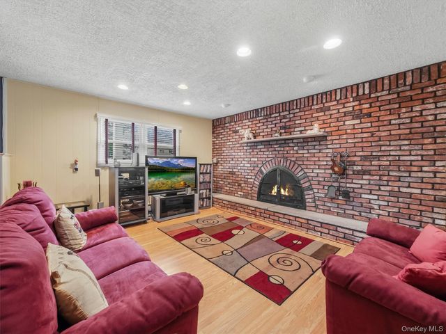 25 Preakness Lane, New City, NY 10956