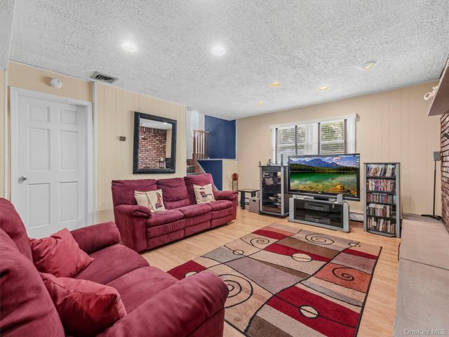 25 Preakness Lane, New City, NY 10956
