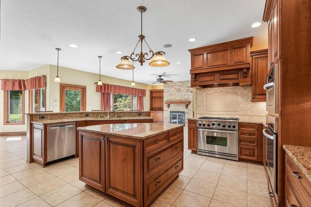 N48W25237 Aberdeen DRIVE, Pewaukee, WI 53072