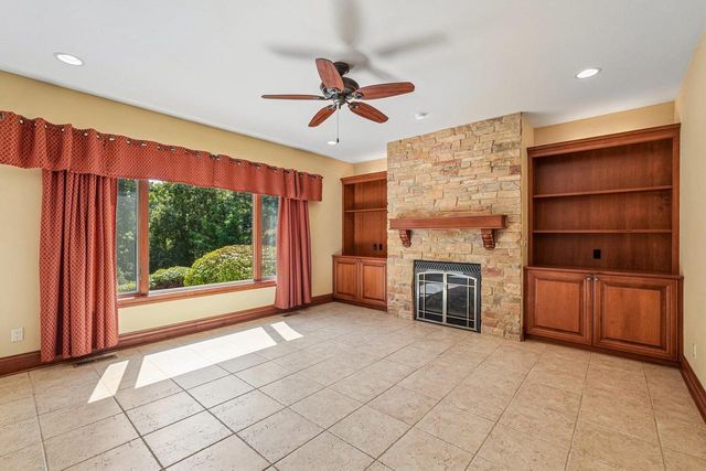 N48W25237 Aberdeen DRIVE, Pewaukee, WI 53072