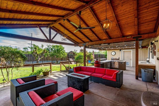 353 Patrick Ln, Windsor, CA 95492