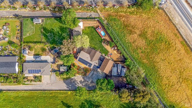 353 Patrick Ln, Windsor, CA 95492