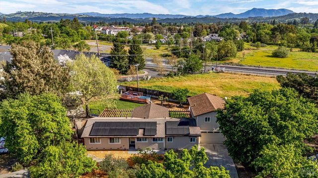 353 Patrick Ln, Windsor, CA 95492