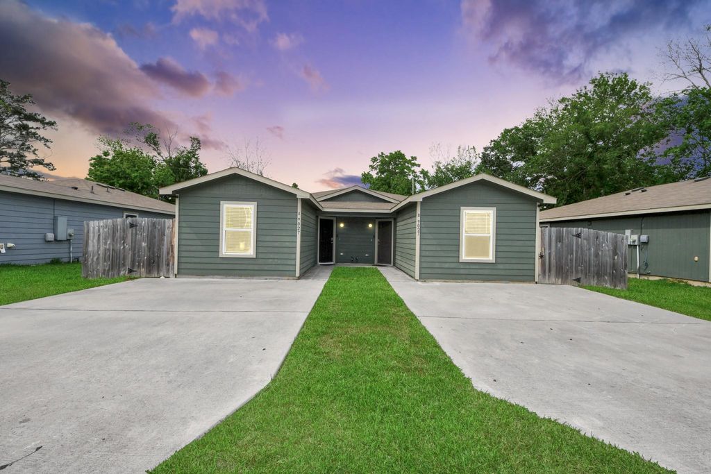 9027 Madera Road A/B, Houston, TX 77078