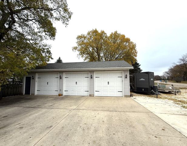 5134 E Eagle Lake Road, Willmar, MN 56201