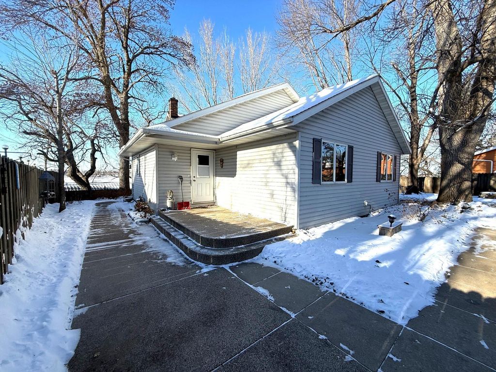 5134 E Eagle Lake Road, Willmar, MN 56201