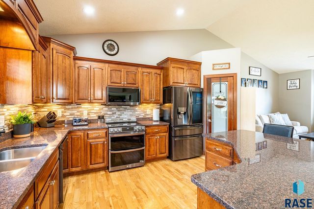 1004 W Whispering St Street, Sioux Falls, SD 57108