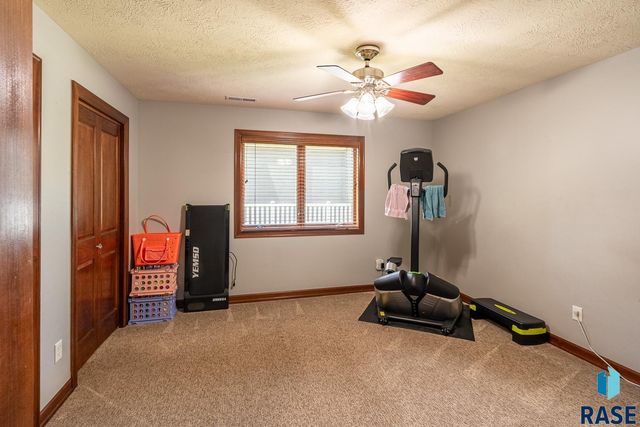 1004 W Whispering St Street, Sioux Falls, SD 57108