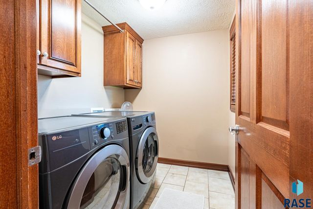 1004 W Whispering St Street, Sioux Falls, SD 57108