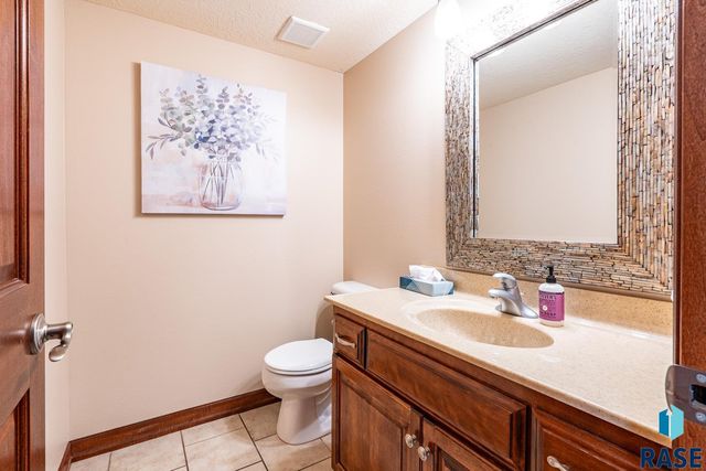 1004 W Whispering St Street, Sioux Falls, SD 57108