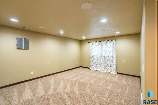 1004 W Whispering St Street, Sioux Falls, SD 57108