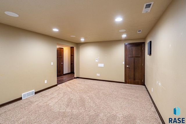 1004 W Whispering St Street, Sioux Falls, SD 57108