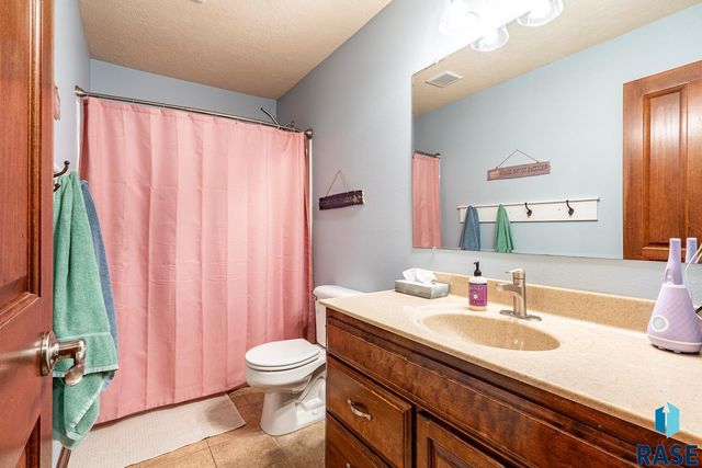 1004 W Whispering St Street, Sioux Falls, SD 57108