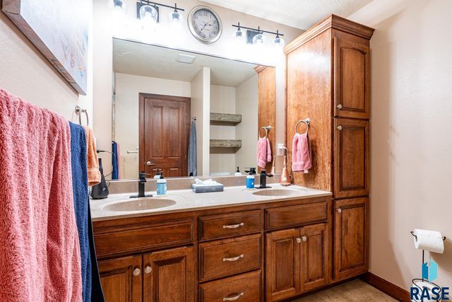 1004 W Whispering St Street, Sioux Falls, SD 57108