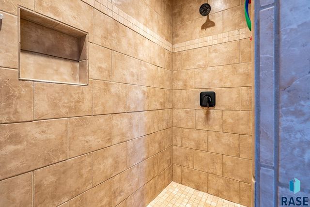 1004 W Whispering St Street, Sioux Falls, SD 57108