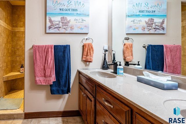 1004 W Whispering St Street, Sioux Falls, SD 57108