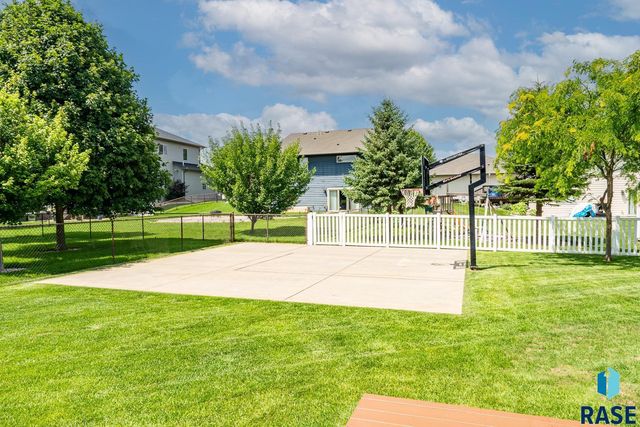 1004 W Whispering St Street, Sioux Falls, SD 57108