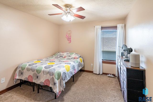 1004 W Whispering St Street, Sioux Falls, SD 57108