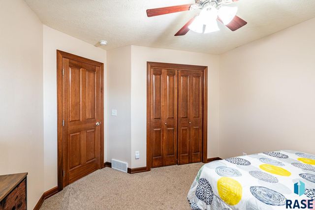 1004 W Whispering St Street, Sioux Falls, SD 57108