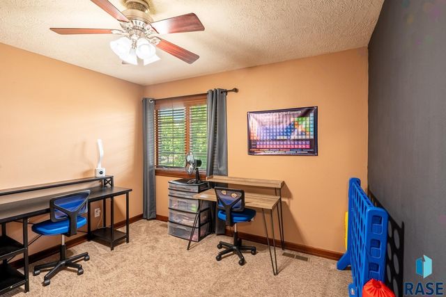 1004 W Whispering St Street, Sioux Falls, SD 57108