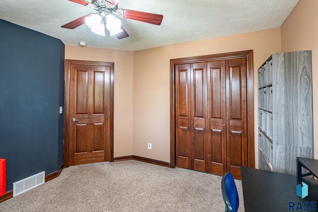 1004 W Whispering St Street, Sioux Falls, SD 57108