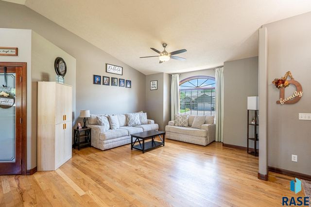 1004 W Whispering St Street, Sioux Falls, SD 57108