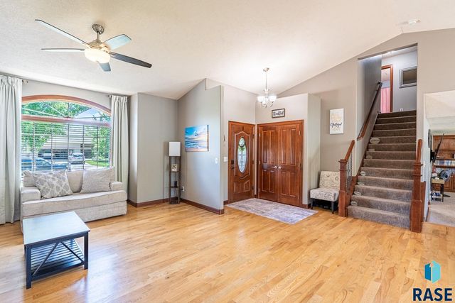 1004 W Whispering St Street, Sioux Falls, SD 57108