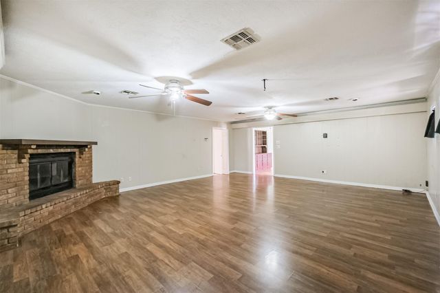 300 N Market Street, Louise, TX 77455