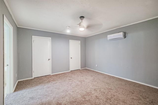 300 N Market Street, Louise, TX 77455