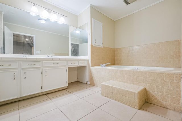 300 N Market Street, Louise, TX 77455