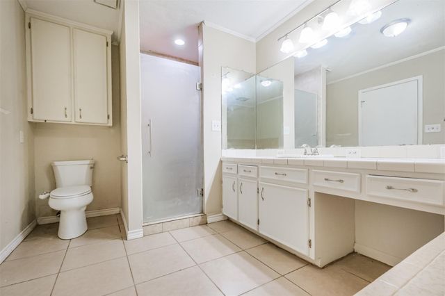 300 N Market Street, Louise, TX 77455