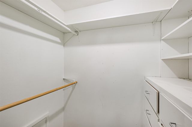 300 N Market Street, Louise, TX 77455