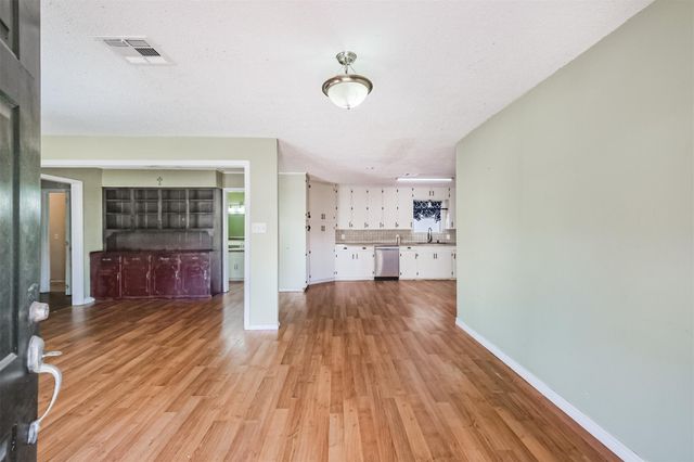 300 N Market Street, Louise, TX 77455