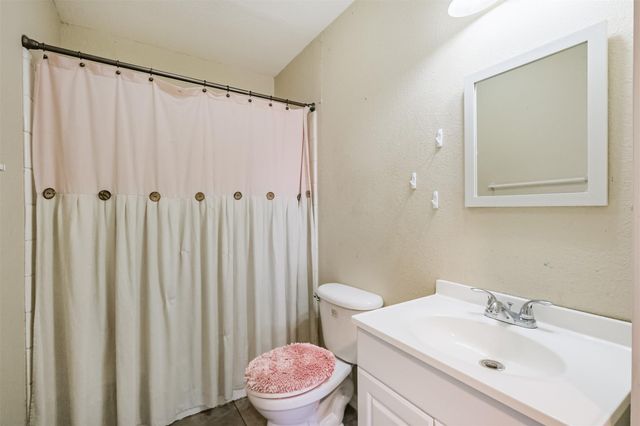 300 N Market Street, Louise, TX 77455