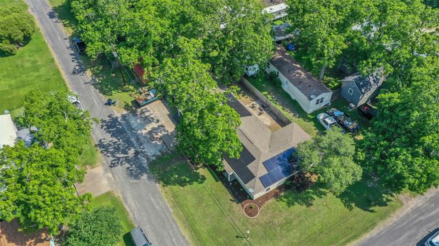 300 N Market Street, Louise, TX 77455