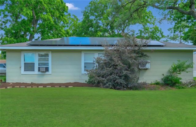 300 N Market Street, Louise, TX 77455