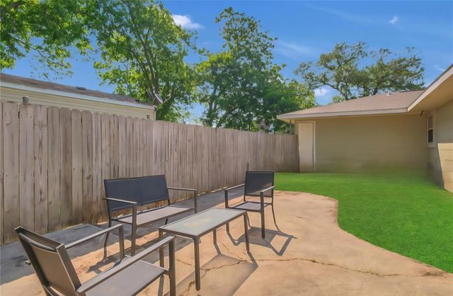 300 N Market Street, Louise, TX 77455