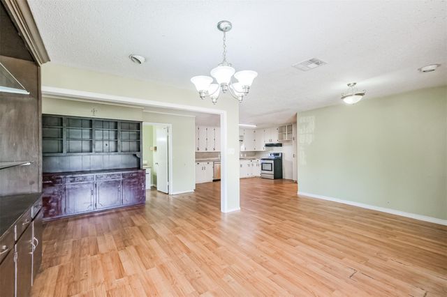 300 N Market Street, Louise, TX 77455