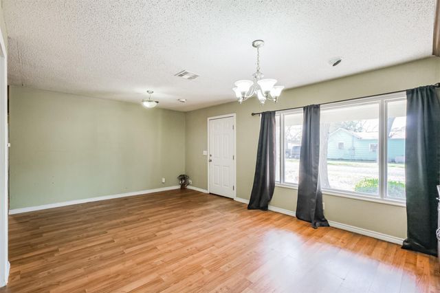 300 N Market Street, Louise, TX 77455