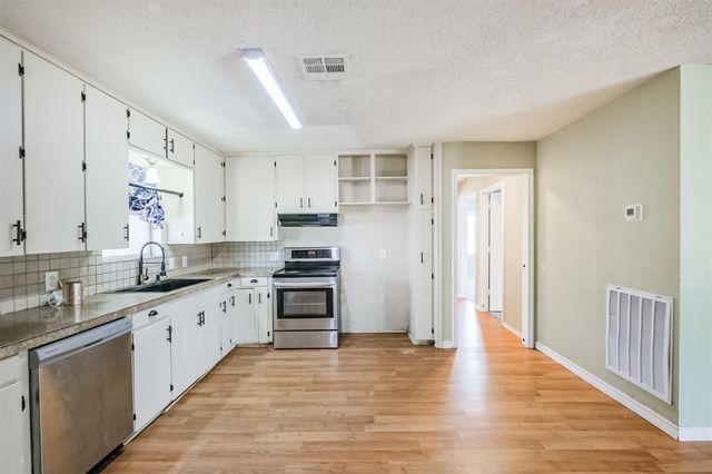 300 N Market Street, Louise, TX 77455