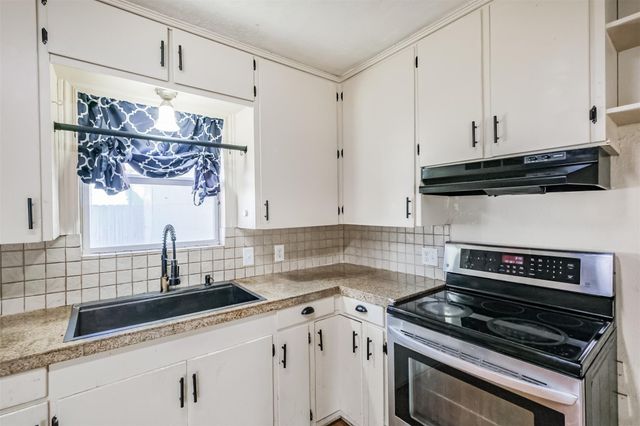 300 N Market Street, Louise, TX 77455