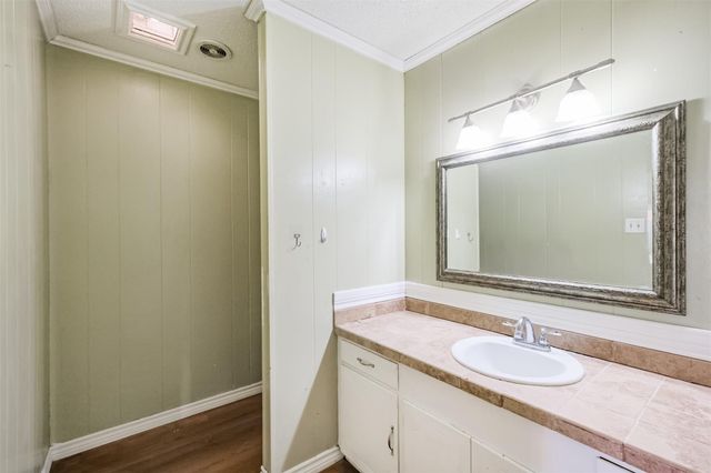 300 N Market Street, Louise, TX 77455