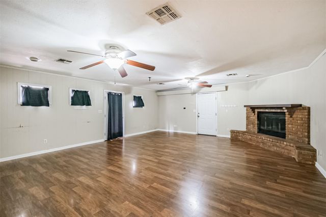 300 N Market Street, Louise, TX 77455