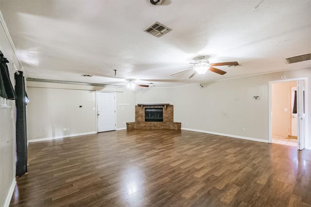 300 N Market Street, Louise, TX 77455