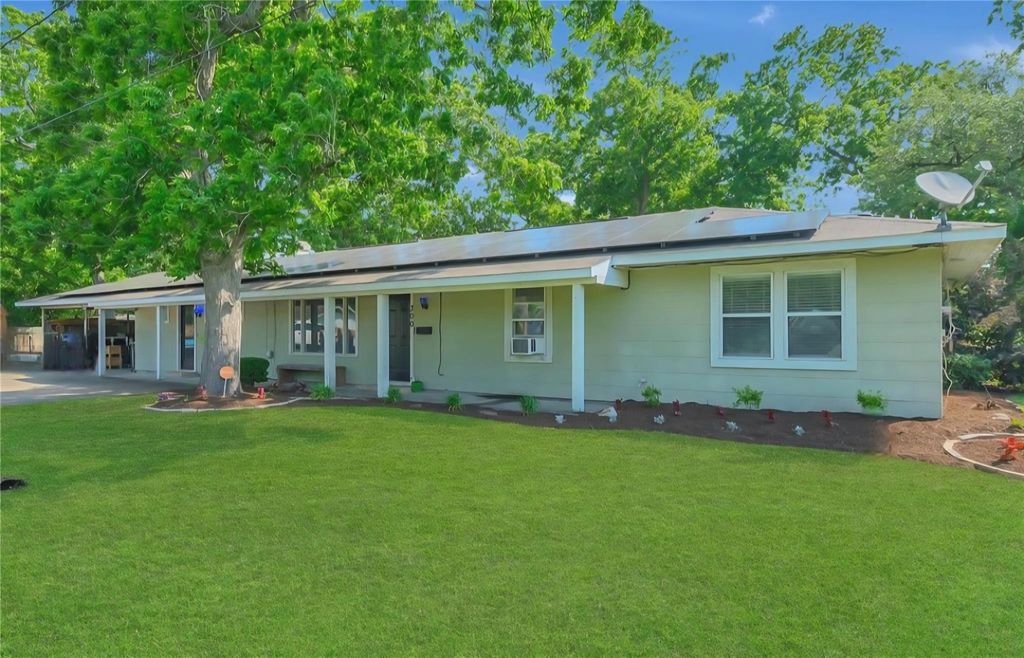 300 N Market Street, Louise, TX 77455