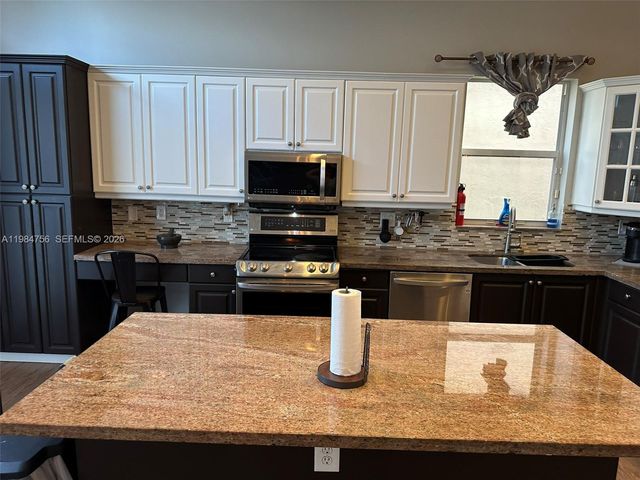 1471 NW 159th Ave, Pembroke Pines, FL 33028