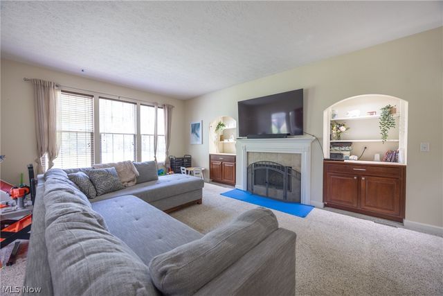 8856 Oakbrook Circle, Twinsburg, OH 44087
